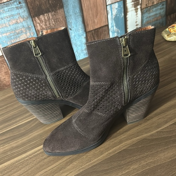 Lucky Brand Shoes - Lucky brand 8 leatherr zip ankle boots